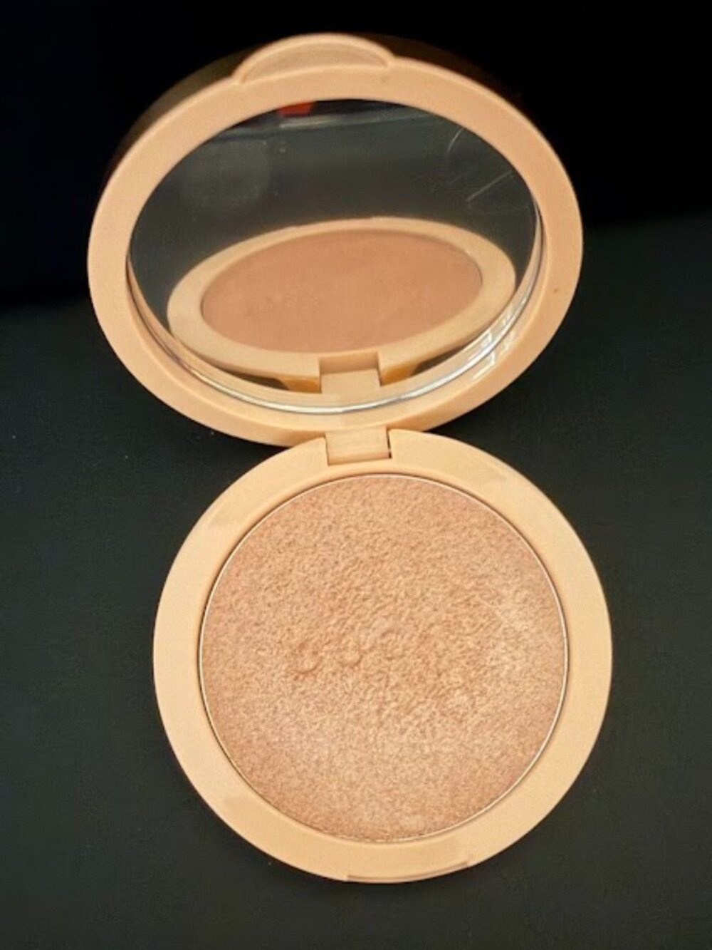 Gucci Glow Highlighter Multi-Use Silky Illuminating Powder Opal Pink 04 - Picture 5 of 6